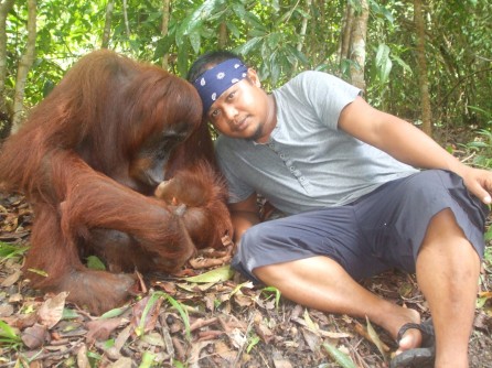 DSCF6046 Mr Heppy and orangutan mother Tut at Camp Leakey