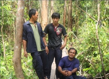 image007 At home in the forest, Pak Ateng (center) with fellow co-workers, Pak Manis (left) and Pak Midi (right)