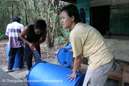 Local Enrichment Coordinator Ibu Mariyanti making swings with helpers